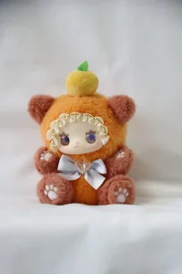 Muñeco de peluche con capucha de oso de fruta