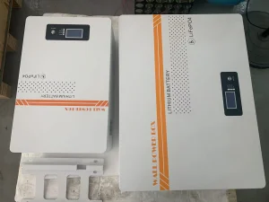 تخزين الطاقة المنزلية 51.2V 200ah 10.24kwh مثبت على الحائط LiFePO4 حزمة