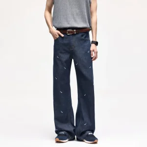 Calça Jeans Masculina Street com Detalhe de Rasgos