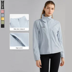 Chaqueta ajustada con cuello alzado