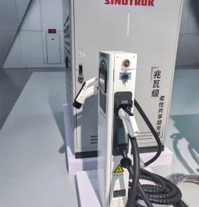 120kw Pilha de Carregador EV de Ar Refrigerado por Um Único Disparo para Dispositivo de Carregamento Lento de Baixa Potência para Caminhão Pesado Elétrico Interno de Fábrica à Noite