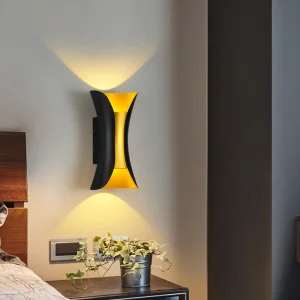 إضاءة جدارية خارجية حديثة مزودة بمصابيح LED للأعلى والأسفل، مصممة للحدائق والشرفات