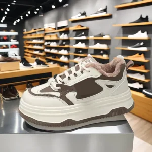 أحذية كاجوال تصميم جديد للنساء soles سميكة