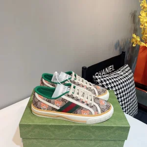Canvas shoes