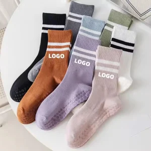 Meias brancas femininas de alta qualidade, antiderrapantes, para atacado, com embalagem personalizada de design de logotipo, em algodão, para yoga, esportes e pilates, meias com aderência personalizadas para mulheres