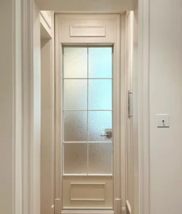 باب hinged زجاج مصنفر من الألمنيوم الحديث للاستخدام في الحمام والداخلية