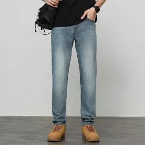 Calças de denim largas para homens com bordado preto, estilo streetwear, com ajuste solto e empilhadas