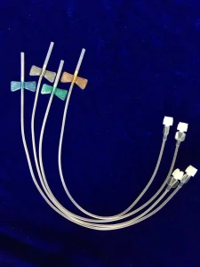 Set de infusión de mariposa con aguja de seguridad desechable tipo Slip o Lock Luer para venas del cuero cabelludo