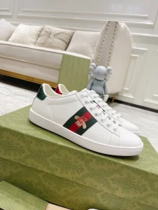 Wholesale Fashion Low Top Skateboarding Shoes Classic Unisex Sneakers High Quality Retro Casual Sports Shoes for Men and Women