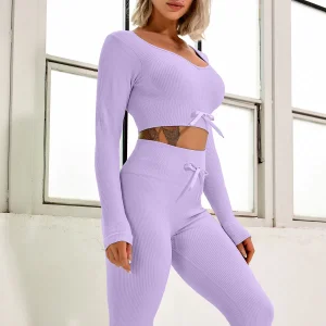 ملابس رياضية نسائية بتصميم عميق
