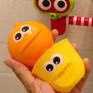 Brinquedo de banho infantil personalizado em material plástico adequado para centros de cuidados diurnos