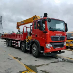 High Quality Sinotruk Shacman Truck Mounted Crane HOWO A7 T7h G7s Cargo Truck 12tons/14tons Hydraulic Folding Telescopic Arm Lorry Van Crane Truck with Fence