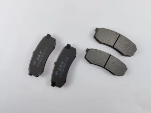 Venda Quente de Alta Qualidade Pastilhas de Freio de Cerâmica Semi-Metálicas para Toyota Land Cruiser Prado (D606/04465/04466) Peça de Reposição para Eixo Traseiro Fabricação