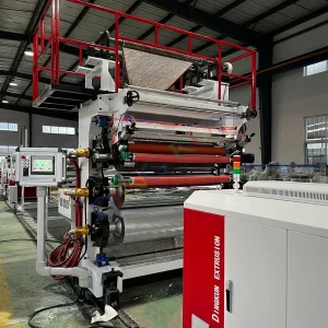 ورقة جدارية مزخرفة من الرخام الصناعي PVC UV لوح زخرفي ماكينة تصنيع بلاستيك لإنتاج الأرضيات SPC LVT بسعر المصنع