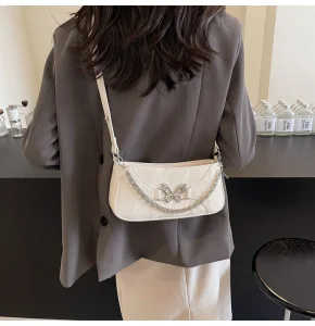 Bolso baguette de cuero blanco texturizado para mujer con decoración de mariposa plateada, bolso de cuero blanco casual con herrajes de mariposa y cadena