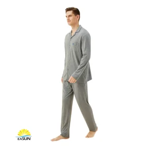 Hombres durmiendo llevan conjuntos de pijama con estampado