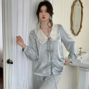 Nuevo conjunto de pijamas de satén con cuello francés