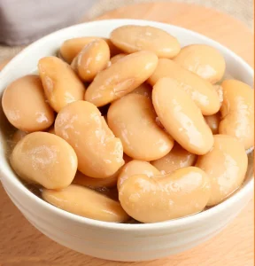Frijoles blancos enlatados al horno en salmuera