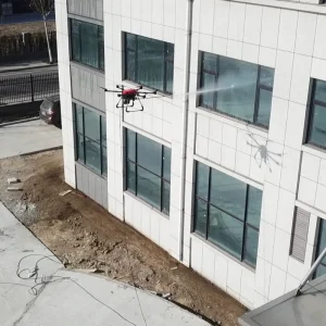 Dron de Inspección y Limpieza Solar con Sistema de Pulverización de Alta Presión