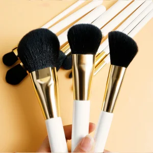 2025 32-Piece Eco-Friendly Kabuki Makeup Brush Set Luxurious High Quality White Face Brushes Goat Hair Free Sample Mascara