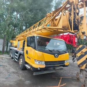 Grúa móvil de camión de 25 toneladas en buen estado de funcionamiento. Stock disponible para entrega rápida