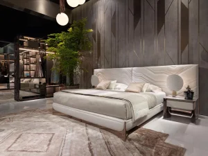 Cama doble estilo italiano con gran cabecero de pared