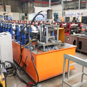 Máquina de persiana enrollable industrial de alta velocidad totalmente automática e inteligente para puertas de garaje de aluminio