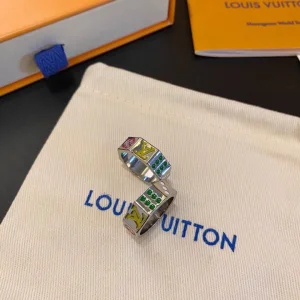 Wholesale 1v God of Gamblers Ring LV Play-It ring with witty touches of Louis Vuitton logo and Monogram flowers , arrange it on the multi-faceted metal ring together with the dice-like dots, Unleash visual impact. Suppliers, Exporter