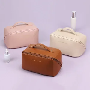 Bolsa de viaje cosmética de gran capacidad, personalizada y portátil, de cuero PU, con particiones para almacenamiento multifuncional y mayor