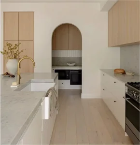 Gabinete de cocina de lujo de madera italiana con integración de estufa de acero inoxidable, diseño de gabinete de pared para toda la casa