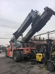 High-Performance Heavy-Duty Kalmar/Heli Drf/Drd/Drt450 25/42/45 Ton Reach Stacker for Efficient Container Operations