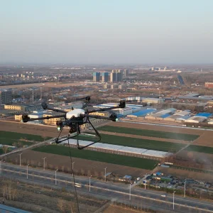 Dron de limpieza de paneles solares con batería de estado sólido y sistema de vuelo autónomo