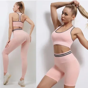3PCS مجموعة ملابس رياضية متكاملة للنساء تشمل حمالة صدر رياضية + بنطلون يوغا + شورتات رياضية مع تصميم مرفوع للجزء الخلفي