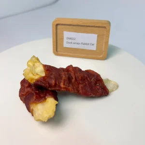 Bocadillos para perros de envoltura de pato ricos en proteínas y sin granos con oreja de conejo