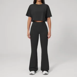 Ropa de moda camiseta transpirable y leggings acampanados para mujeres, ropa para correr y pilates, conjunto deportivo casual