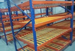 Estantería de flujo con rodillos resistentes a bajas temperaturas para uso en almacenes de almacenamiento en frío