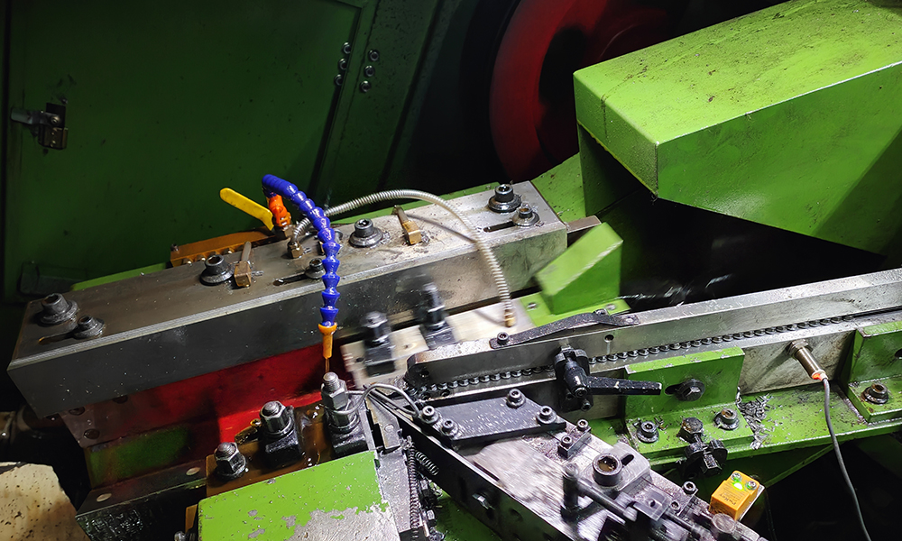 Sinsun drill tail screw tail-gripping process ensuring drill point accuracy