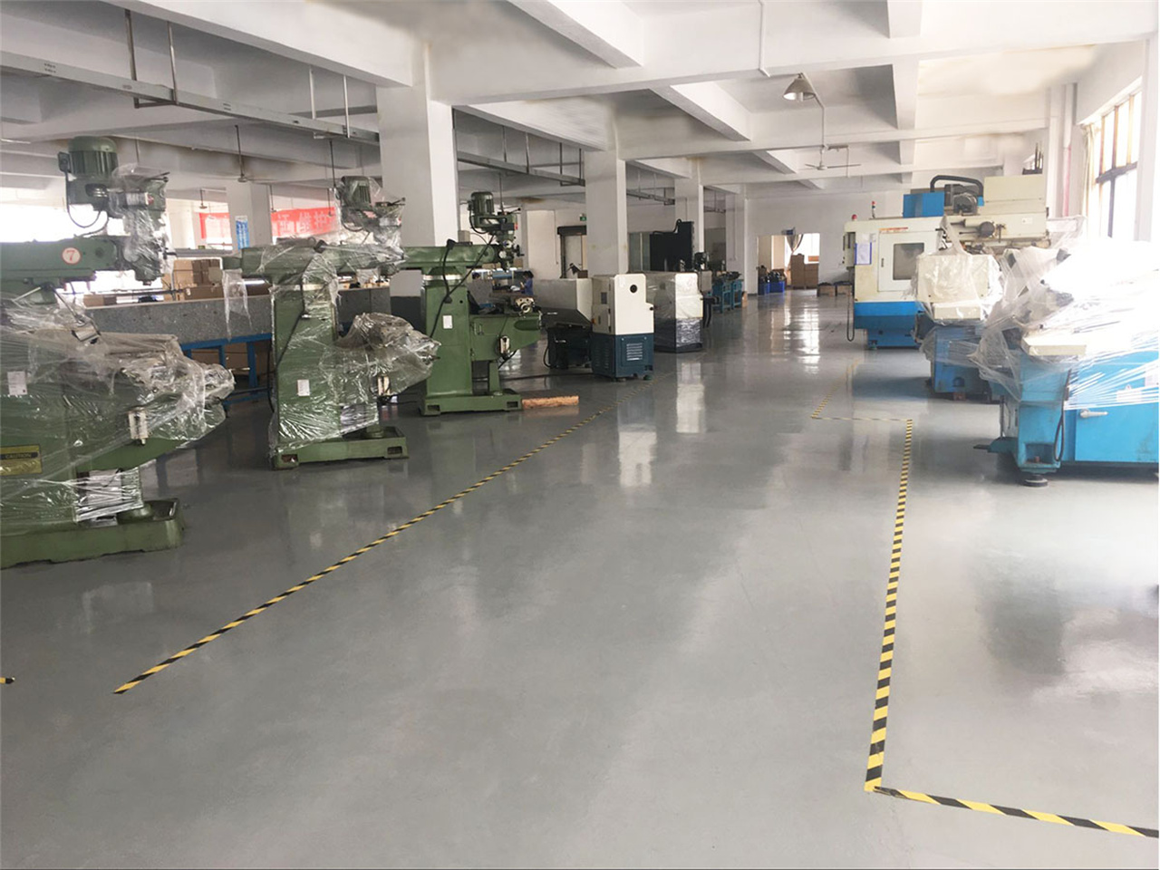 Heavy-tonnage silicone compression molding press at Shenzhen 101 factory