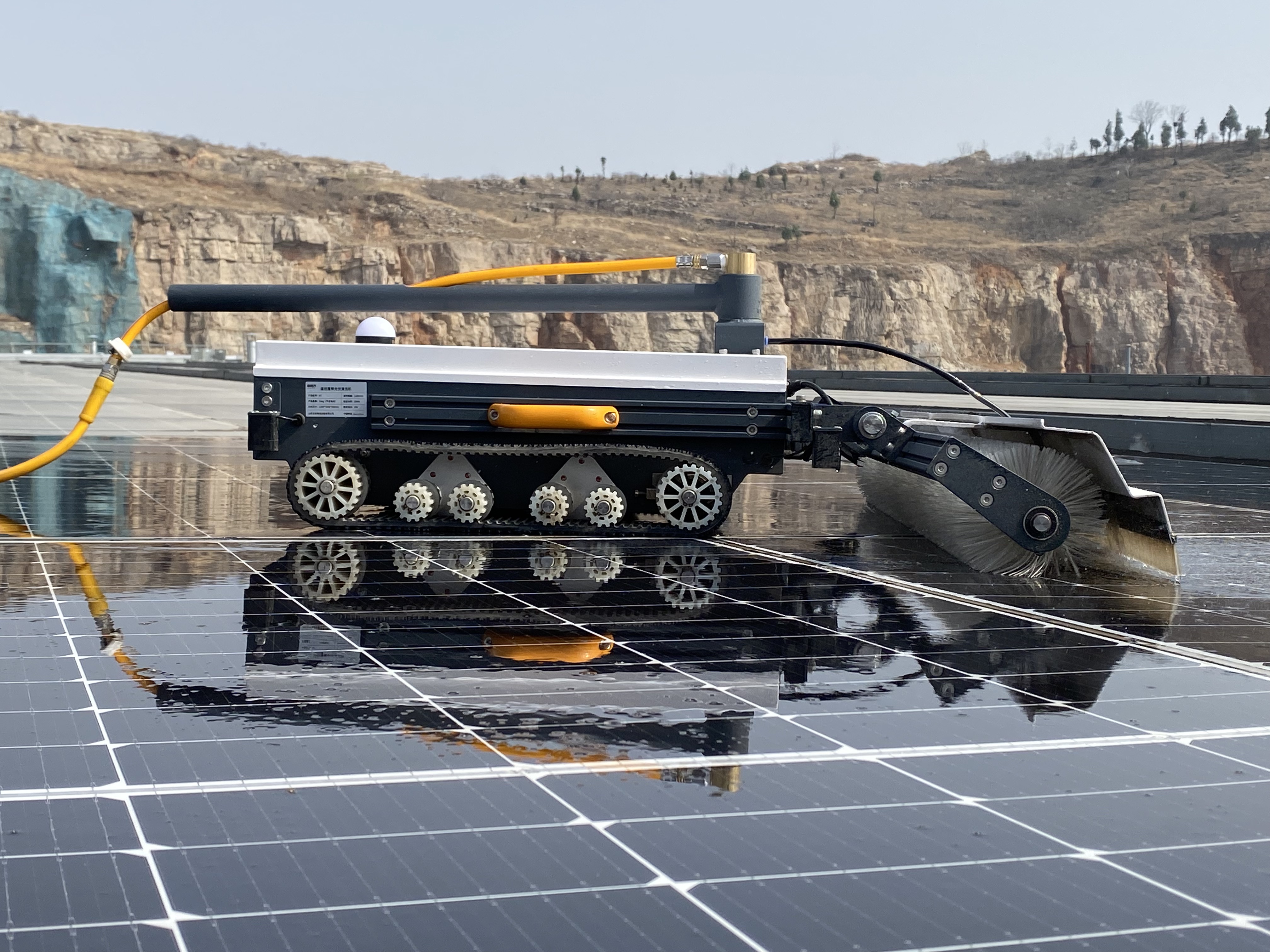 Renewable Energy Fittings Large-Capacity Photovoltaic Cleaning Robot Power Station 1.7m Cleaning Width Lithium Battery (26AH)