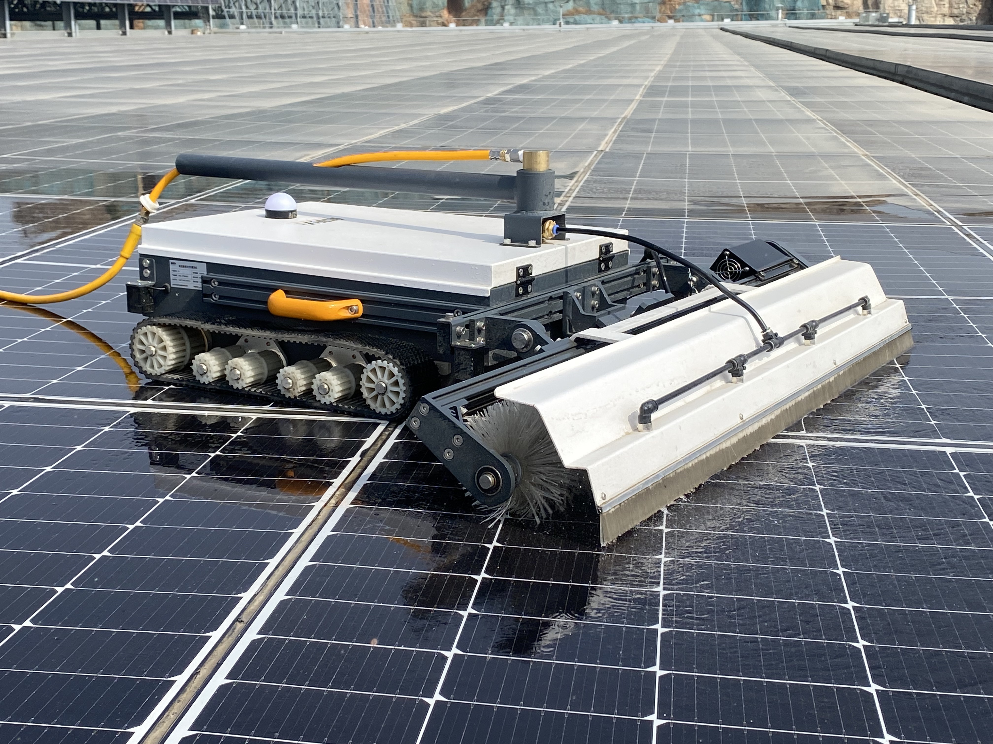 Renewable Energy Fittings Large-Capacity Photovoltaic Cleaning Robot Power Station 1.7m Cleaning Width Lithium Battery (26AH)