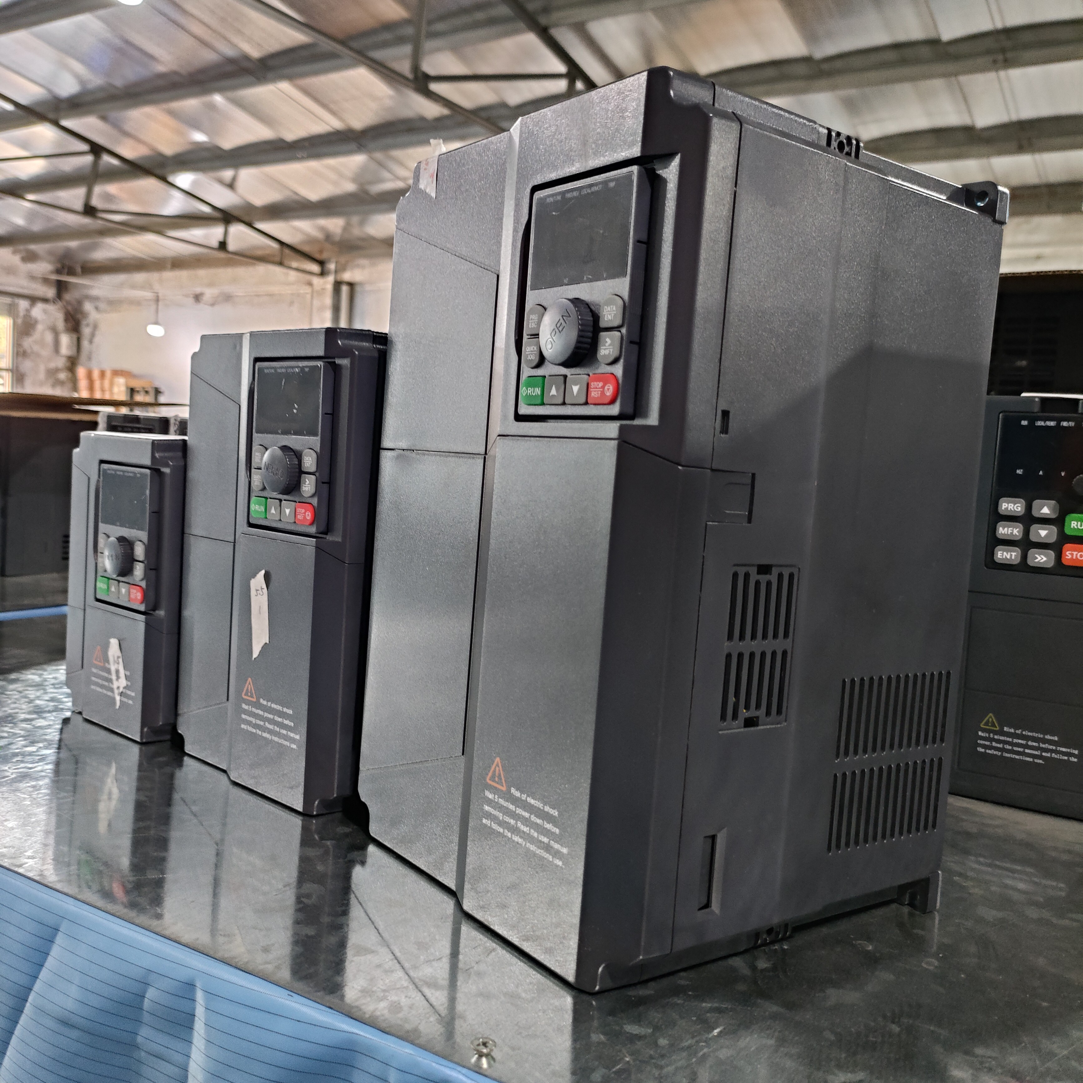 XLY710 11kw 15kw Universal Three Phase Single-Phase VFD 380V Vector AC Drive 50/60Hz Solar Pump Compressor Motor