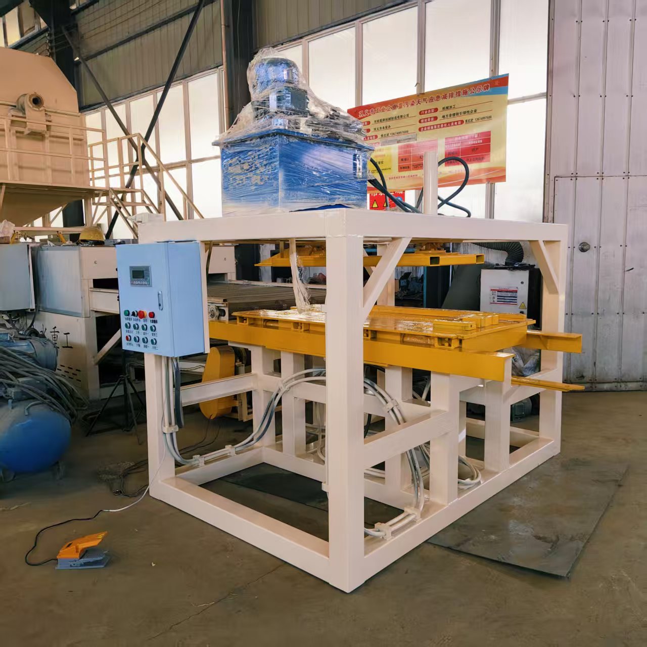 Solar panel frame removal machine