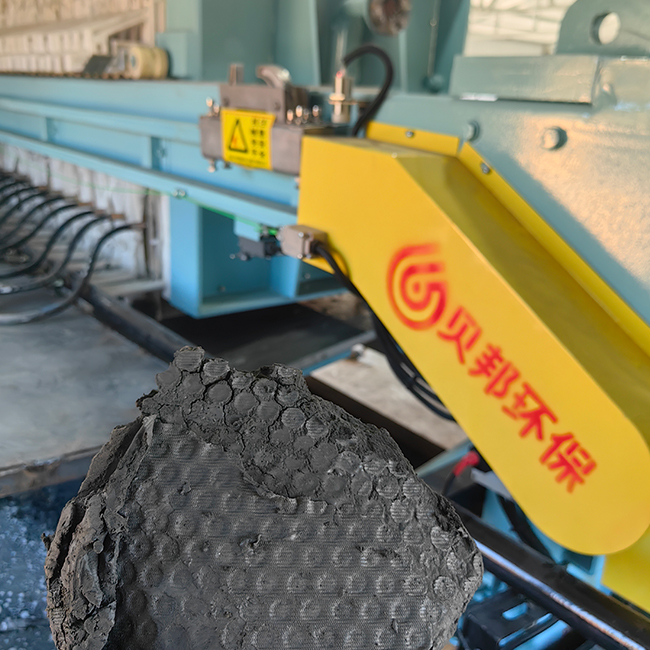 New Automatic Sludge Filter Press Machine With Polypropylene Filter Plate 0.6Mpa Filtration Pressure For Mud Sewage Treatment