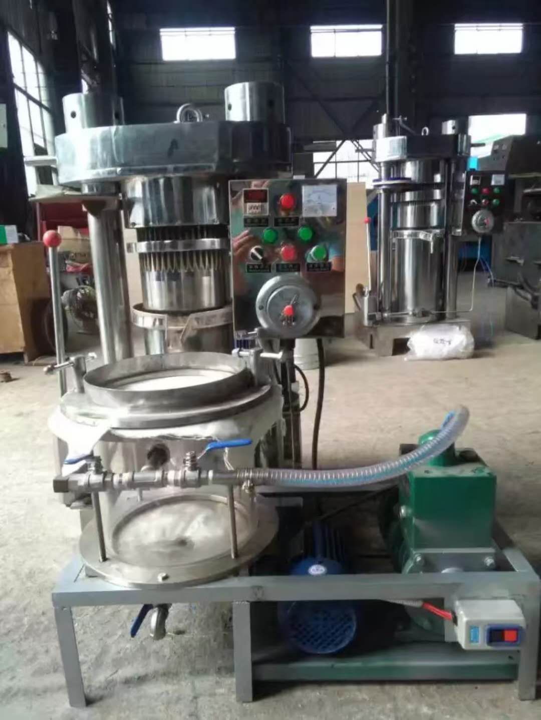 Hydraulic oil press with filter