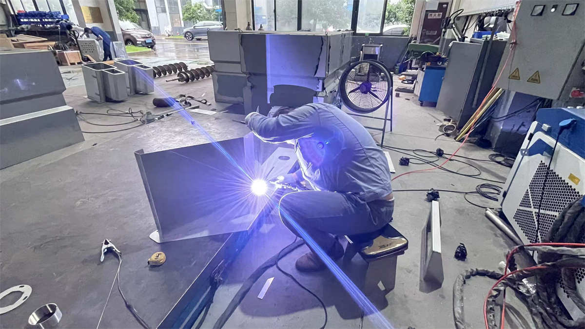 Jovios Equipment welding workshop - precision manufacturing of filter press components