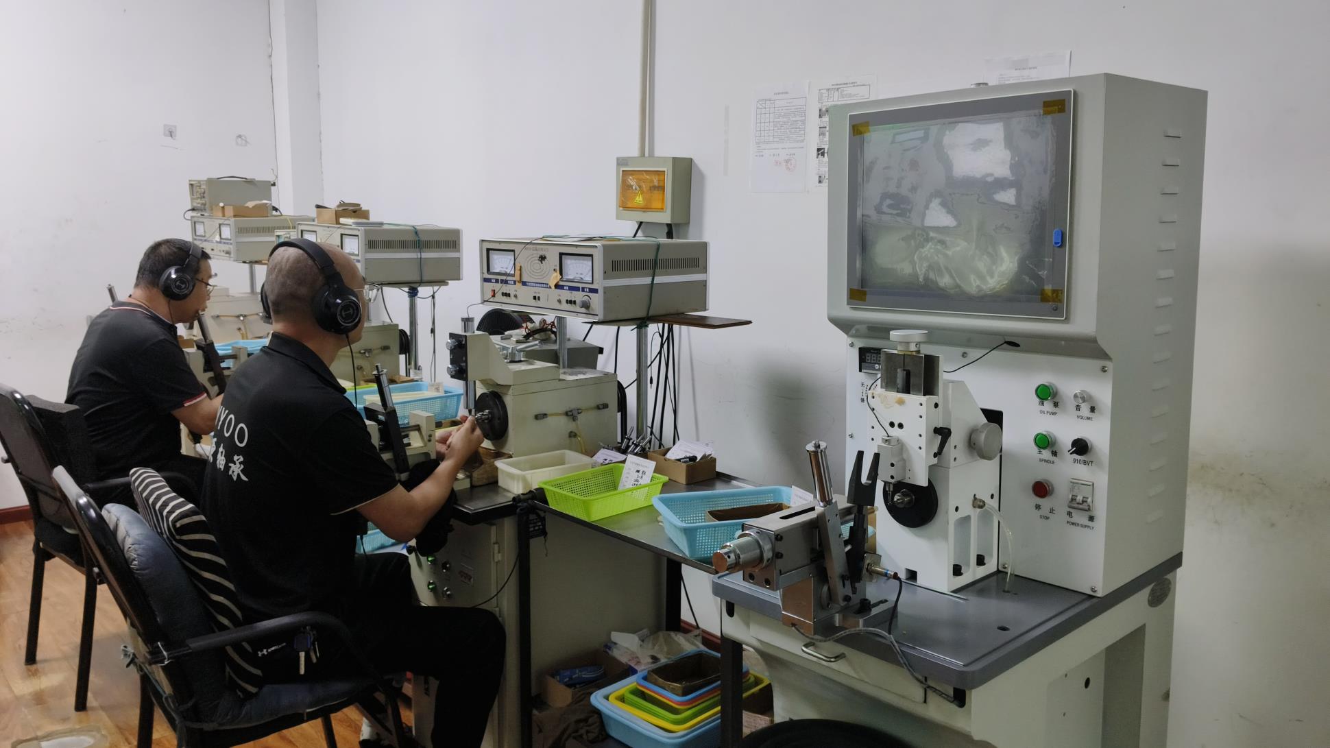 Decibel detector instrument for noise level testing of precision micro motors