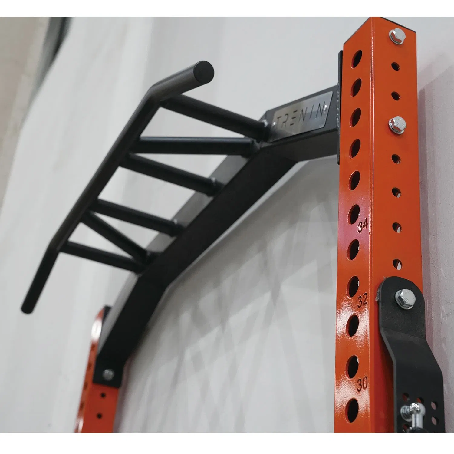 Soporte de sentadillas ajustable y plegable montado en la pared para levantamiento de pesas en casa