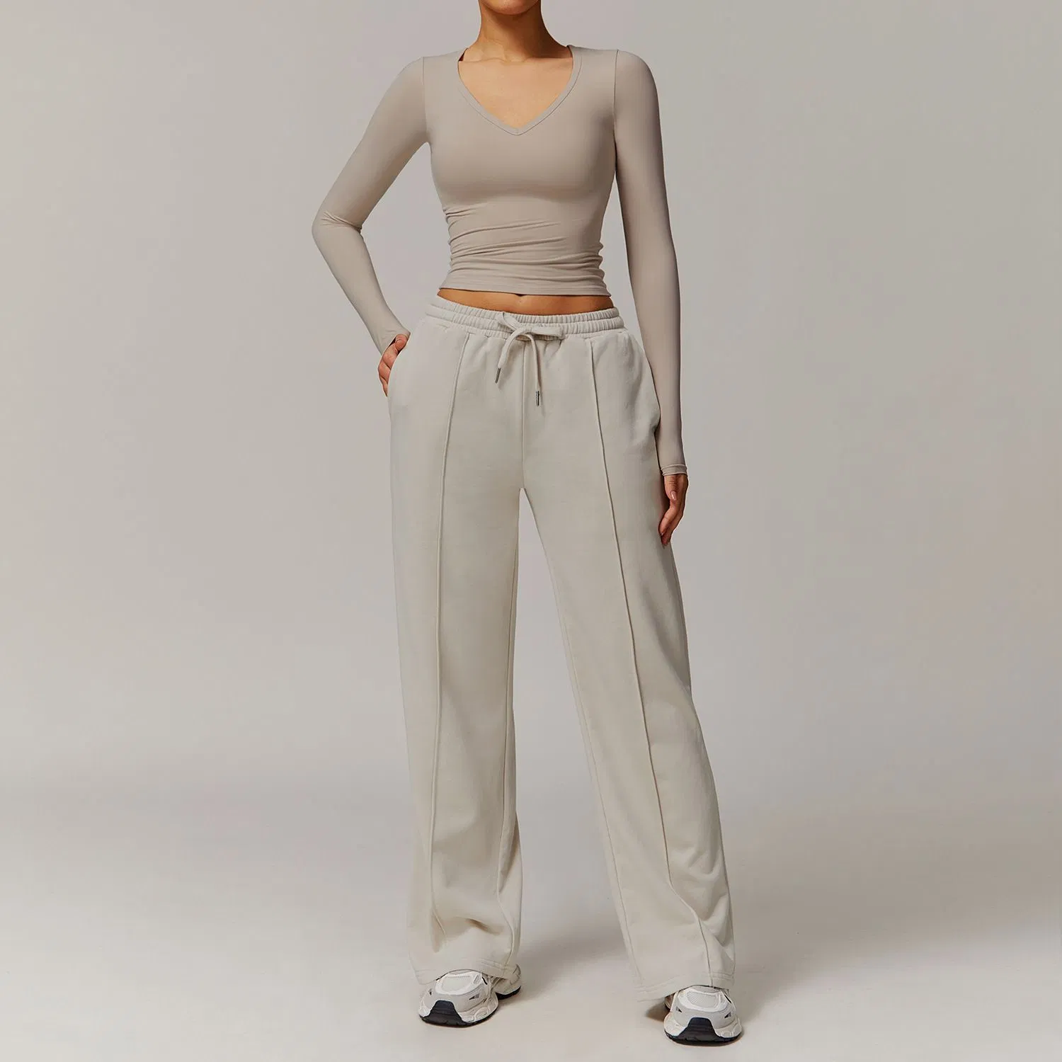Calças curtas esportivas de cintura alta, camisa de roupas esportivas para o traje casual feminino durante o treino