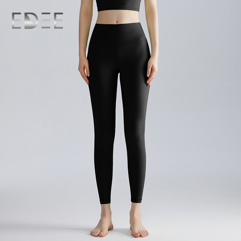 Roupas esportivas confortáveis e modernas para mulheres em movimento