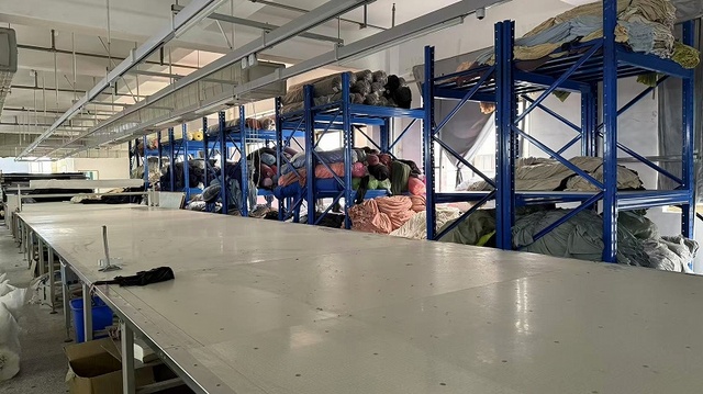 Modelista realizando ajustes finos em um manequim industrial
